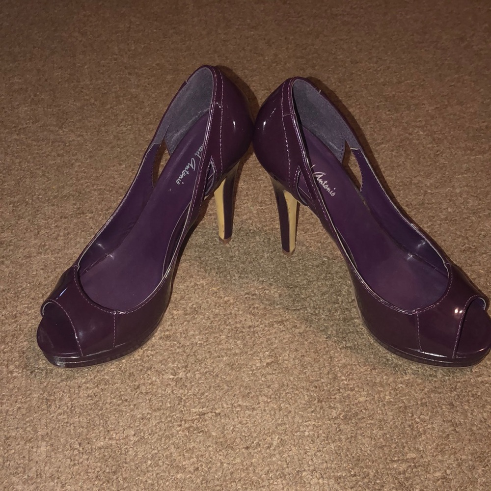 A pair of burgundy almost purple high heels 👠